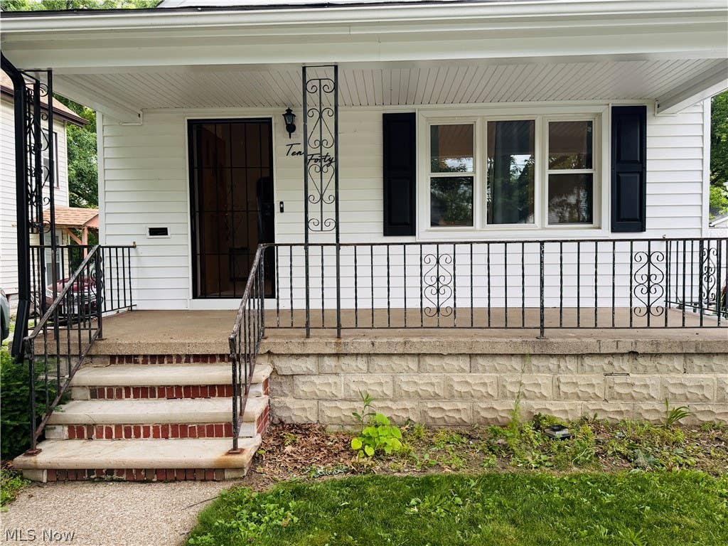 Photo of 1040 W 18th Street, Lorain, OH 44052 (MLS # 5219724)