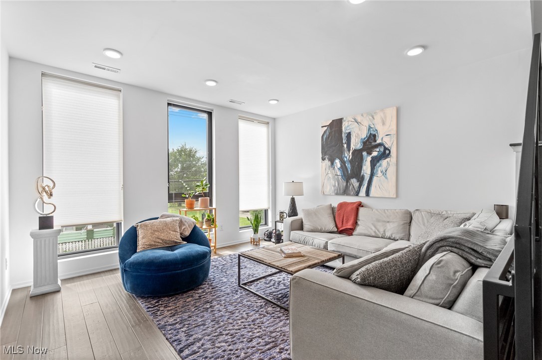 Cleveland, Ohio 44113, United States, 2 Bedrooms Bedrooms, ,3 BathroomsBathrooms,Residential,Active,154981