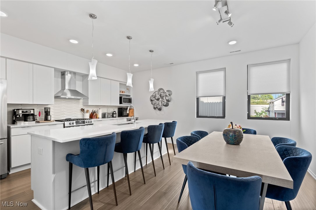 Cleveland, Ohio 44113, United States, 2 Bedrooms Bedrooms, ,3 BathroomsBathrooms,Residential,Active,154981