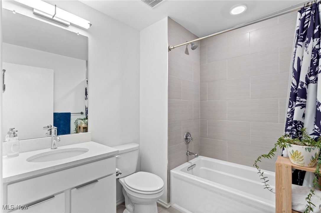 Cleveland, Ohio 44113, United States, 2 Bedrooms Bedrooms, ,3 BathroomsBathrooms,Residential,Active,154981