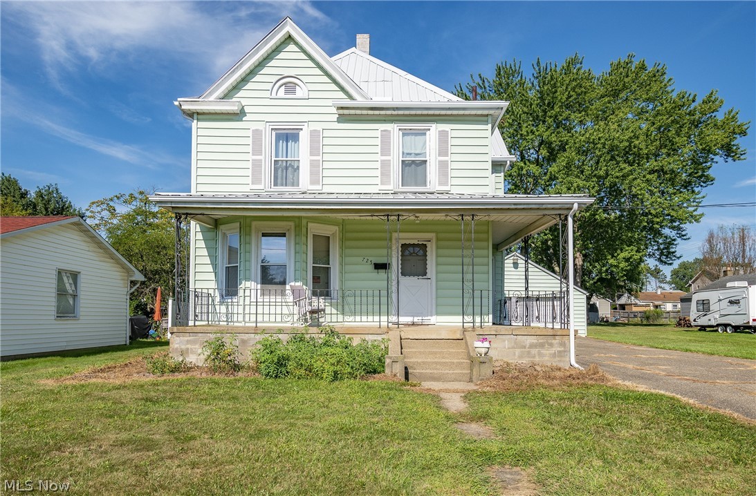Welcome to 725 Warren Street! This three bedroom, one bathroom colonial is an amazing investment opportunity! Enter into the living room with large bay window and continue into the formal dining room. A 4 seasons room sits off the kitchen providing access to the back patio. The main level boasts spacious archways throughout. The upper levels features three great sized bedrooms and a large full bathroom. Laundry and storage space on the lower level. Good sized backyard next to a detached 2 car garage. New roof 2020. Don't miss out on this investment opportunity. Schedule your private viewing today!