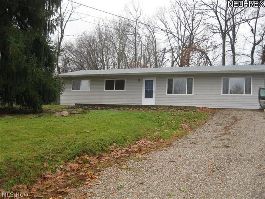 Very nice home ready to move into 3 bedroom 2 full baths nice family room, nice back patio, newer roof and siding as well as newer carpet. MUST SEE. Investors or Property Mgrs. this property and 1 other, 1529 Bluff St. could be bundled at a Reduce Price.