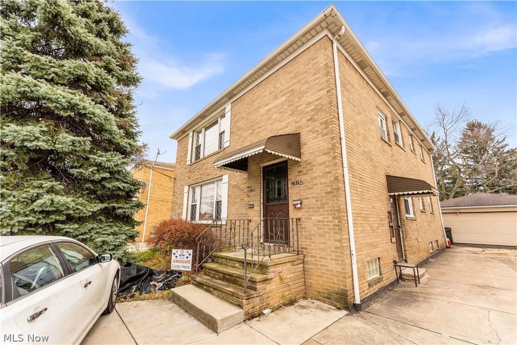 Photo of 2915 Snow Road #2/UP, Parma, OH 44134 (MLS # 5211877)