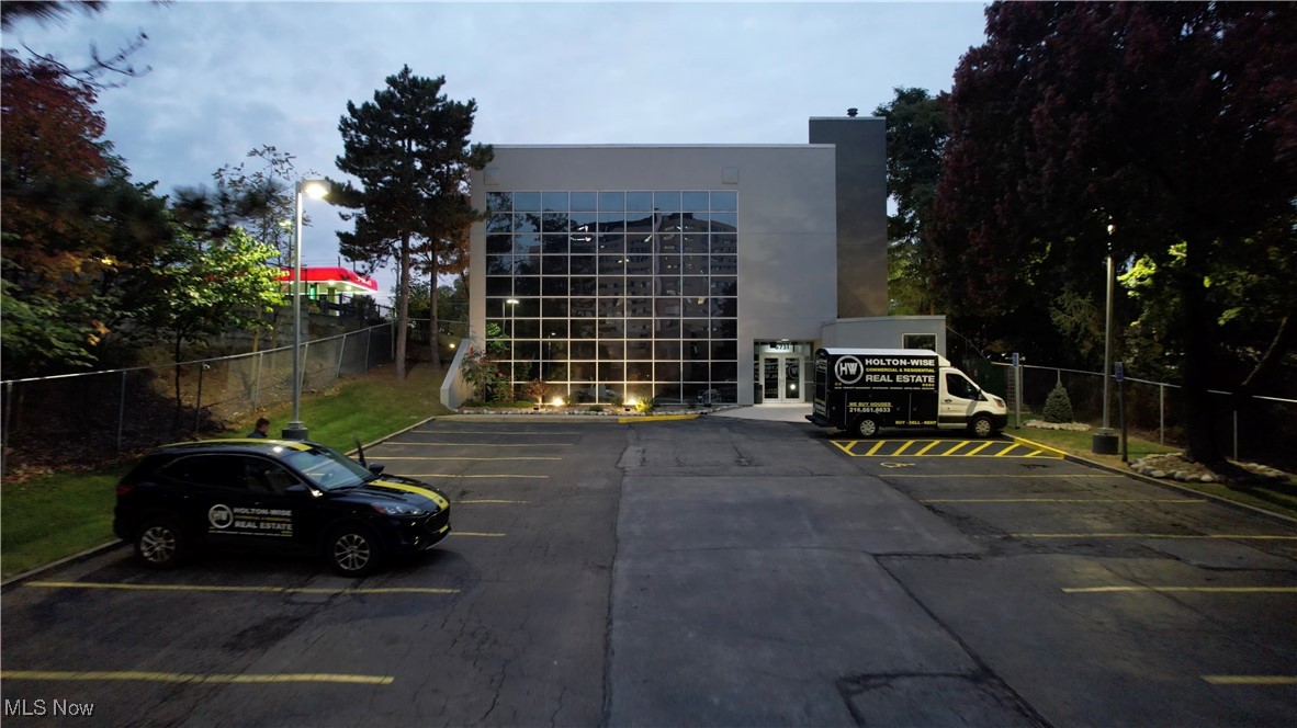Multiple units available for rent. Unit price starts at $499/mo. Building features a great high traffic location right next to the Shoppe's at Parma, Sheetz, University Hospital and Byers Field. 65 parking spaces. Elevator. Modern decor. Video / Podcast Studio. Agent Owned.
