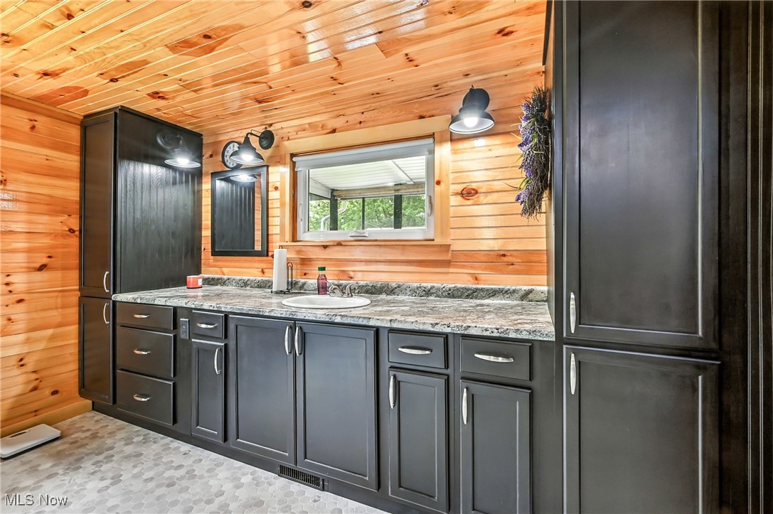 Berlin Center, Ohio 44401, United States, 2 Bedrooms Bedrooms, ,2 BathroomsBathrooms,Residential,Contingent,176228