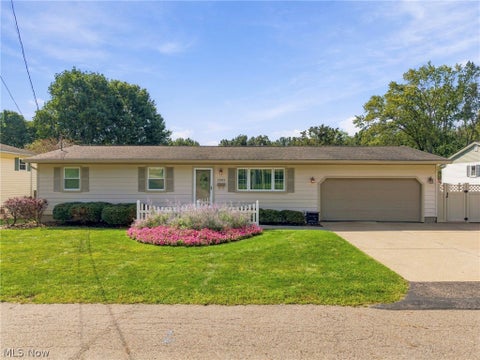 Photo of 1805 Woodruff Avenue NW, Massillon, OH 44647 (MLS # 5256930)