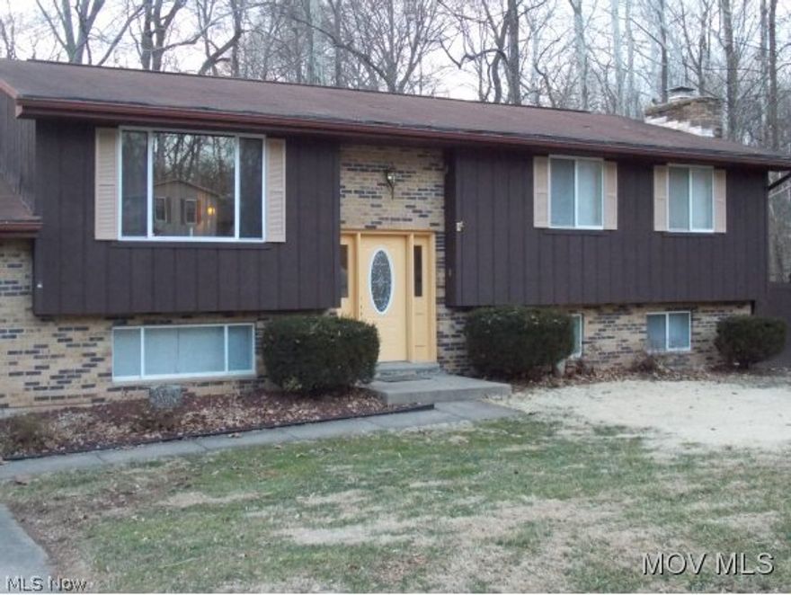 Beautiful well-maintained home with screened porch overlooking wooded back yard view.  Hot tub in fenced back yard. Family room has bar area and stone fireplace with gas log remote starter.  Large 2-car attached garage. Appliances are negotiable.  Elem: Putnam Elementary School  Elem/Bus: Y  JrHigh: Marietta Middle School School  JrHigh/Bus: Y  High: Marietta High School  High/Bus: Y  Fire: VOL  Police: SHF  PossFreeGas: N  ;SQFT=Fin L1:1308, Fin Above:985, Fin Total:2293, Unfin Above:208;GAR= 2 Car Att