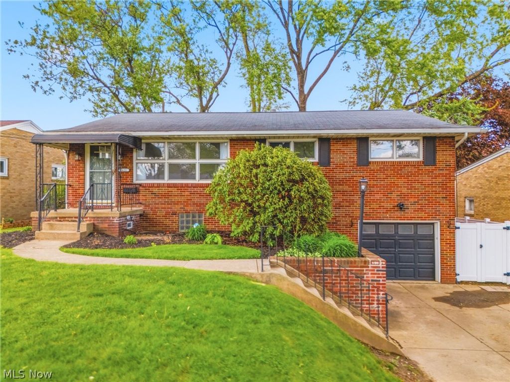Photo of 2621 16th Street NW, Canton, OH 44708 (MLS # 5205376)