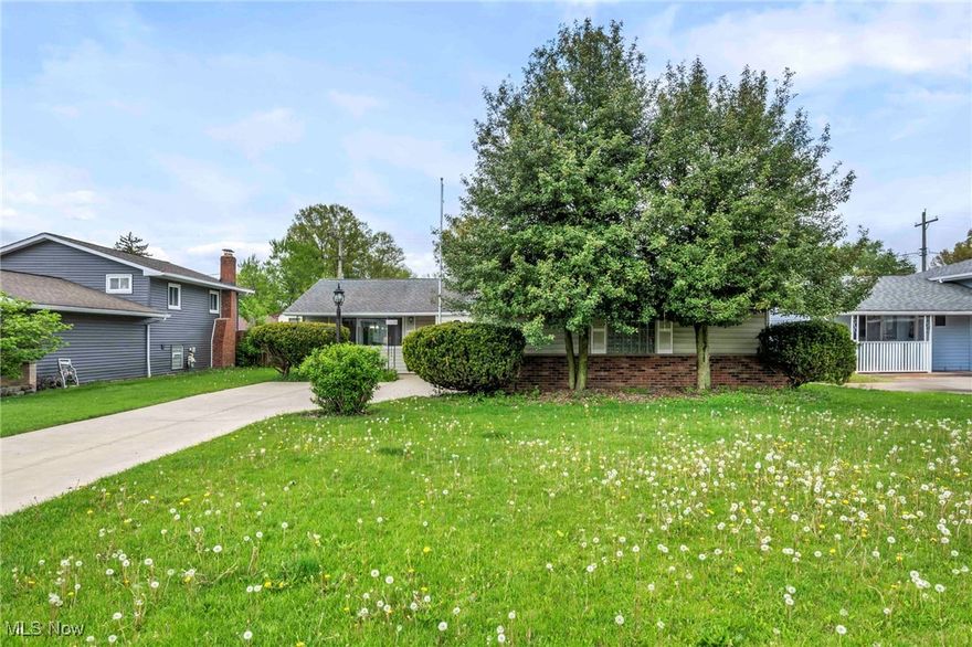 Welcome to this beautiful home in North Olmsted, close to highways, shopping and just 15 minutes from the airport.
This home has a lot to offer, a Split level with three bedrooms and 1.5 baths, and a recreation room in the lower level with access to the backyard where you can find an amazing pool. The kitchen has plenty of cabinets and the appliances are newer (2023).
Come with your personal touches and make this your next home! You will love it!
Schedule a showing before it is gone!!!!