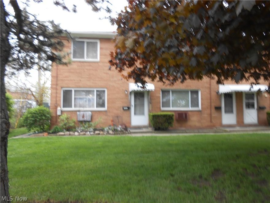 2 Bedroom, 1 1/2 Severn Lane condominium!  End Unit!