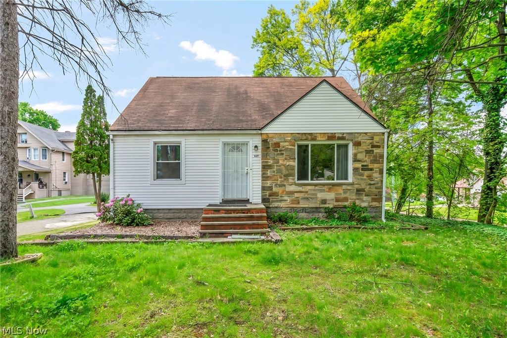 Photo of 1574 East Avenue, Akron, OH 44314 (MLS # 5210258)