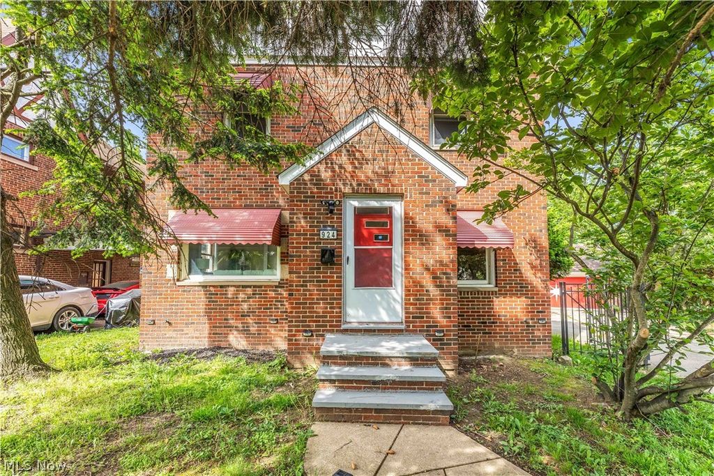 Photo of 924 E 214th Street, Euclid, OH 44119 (MLS # 5211011)