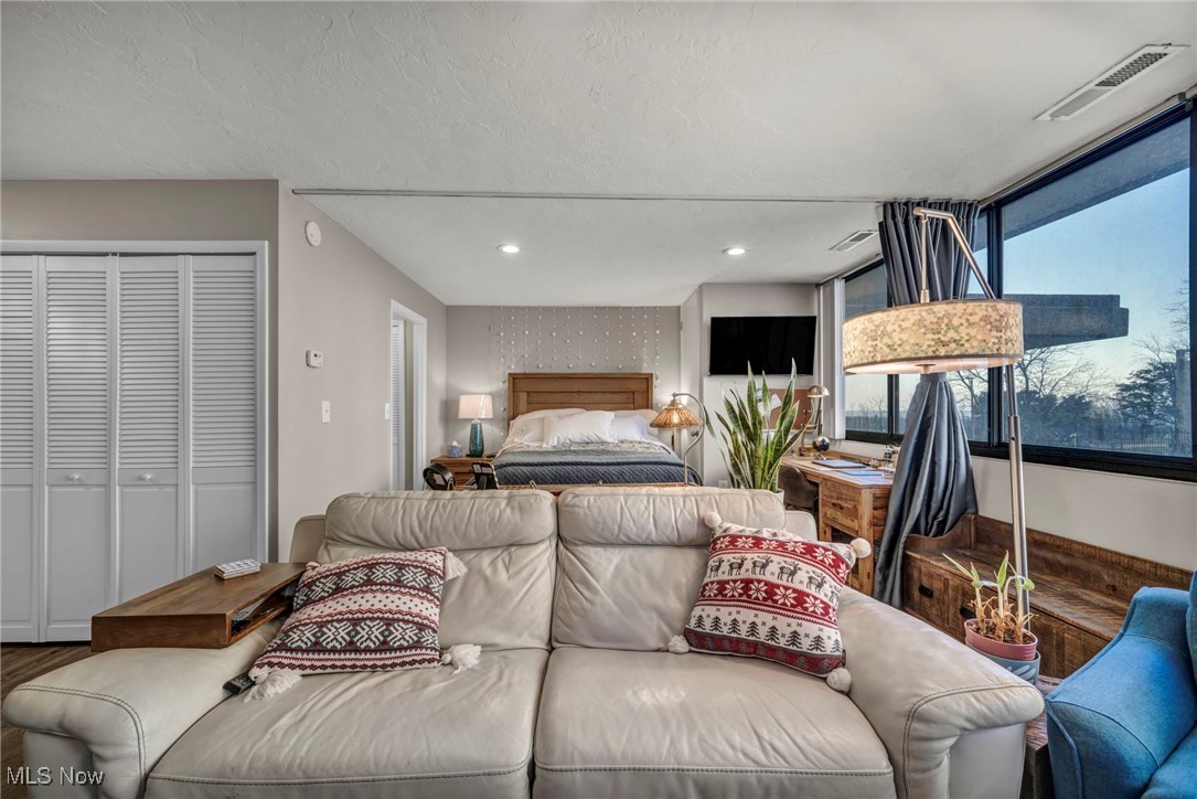 Meridian Condo - Residential