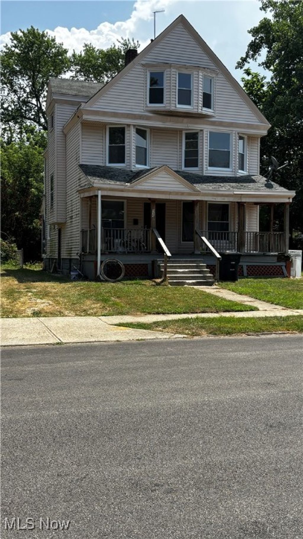 Photo of 535 E 123rd Street, Cleveland, OH 44108 (MLS # 5178334)