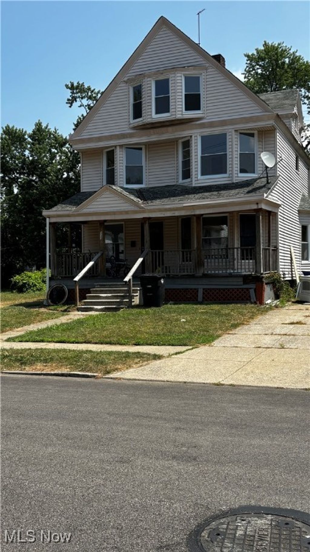 Photo of 535 E 123rd Street, Cleveland, OH 44108 (MLS # 5178334)