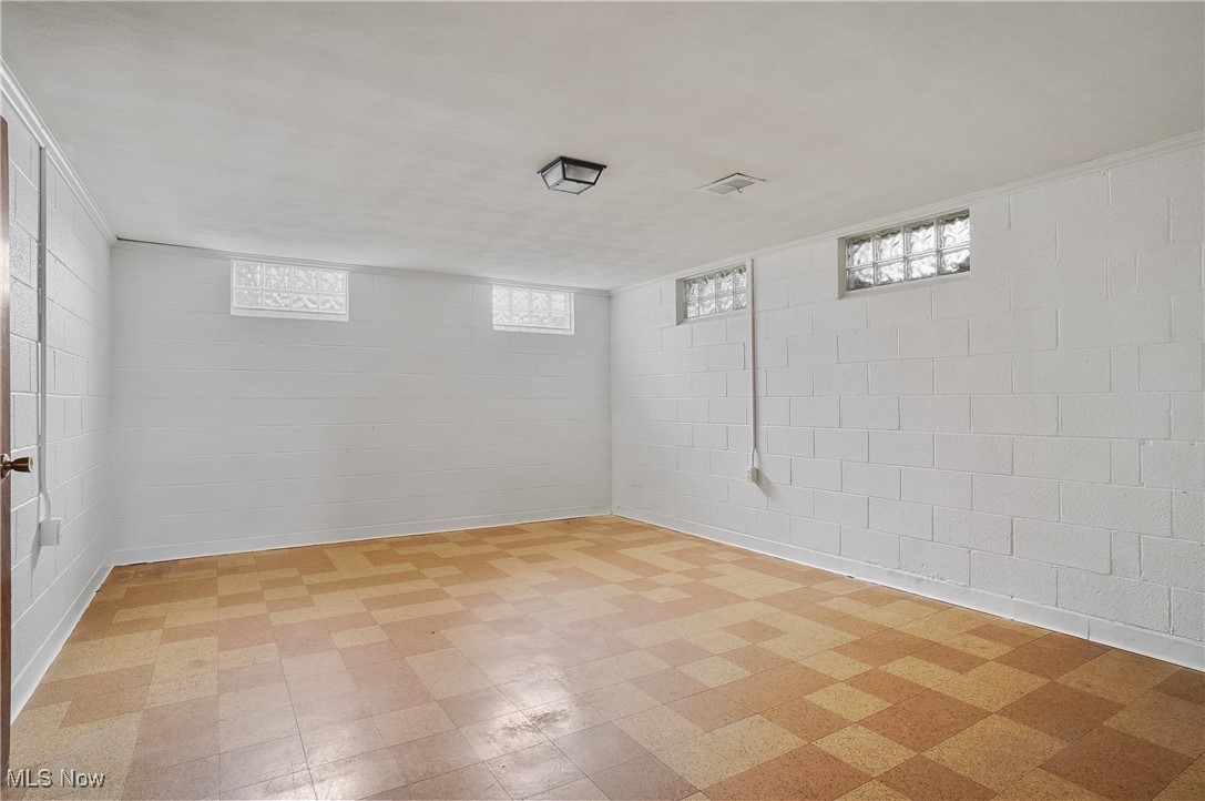 396 Sandhurst Road, Akron, Ohio image 31