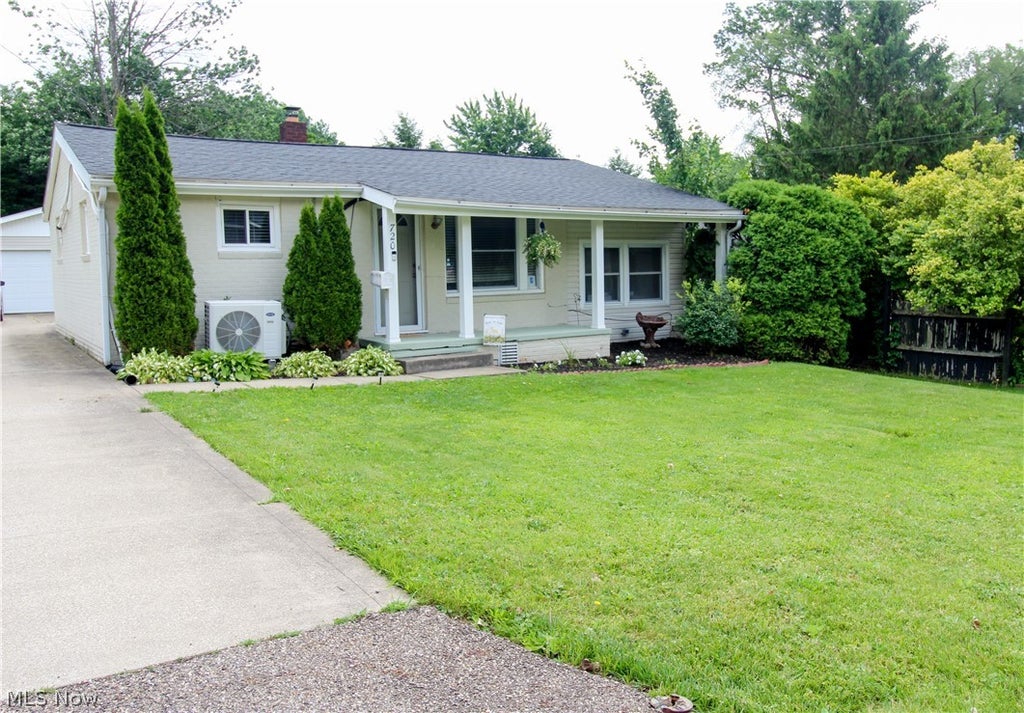 Photo of 720 Emerson Avenue NW, North Canton, OH 44720 (MLS # 5218030)