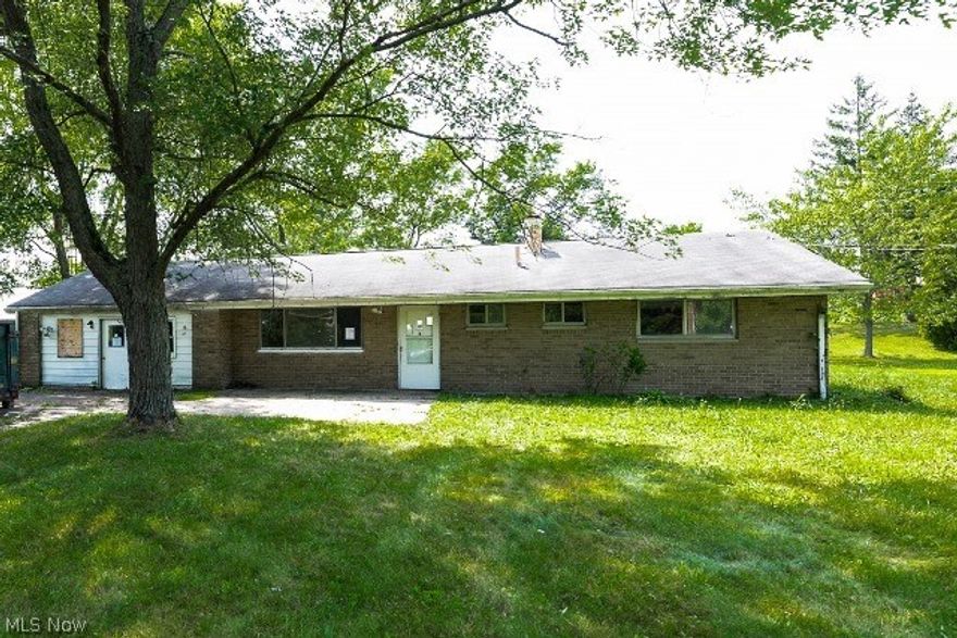 Here is a brick ranch home ready for its luster to be restored. Located in
Streedsboro, OH and sitting on over a half acre lot. The all one level interior
offers 1734 sq. ft. with 3 bedrooms and 2 bathrooms.