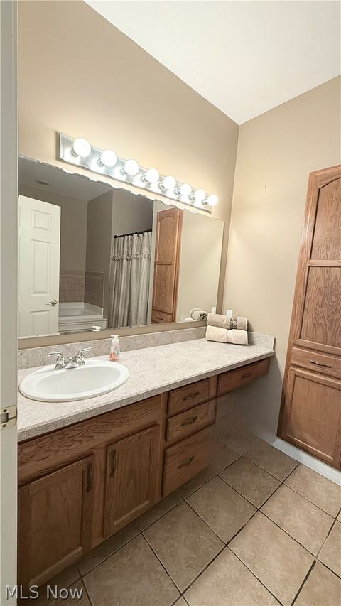 Tiny photo for 28 Hunters Woods Boulevard #B, Canfield, OH 44406 (MLS # 5210627)