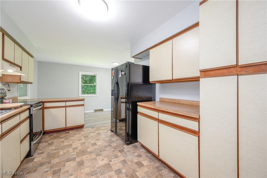 Akron, Ohio 44319, United States, 2 Bedrooms Bedrooms, ,1 BathroomBathrooms,Residential,Pending,184638