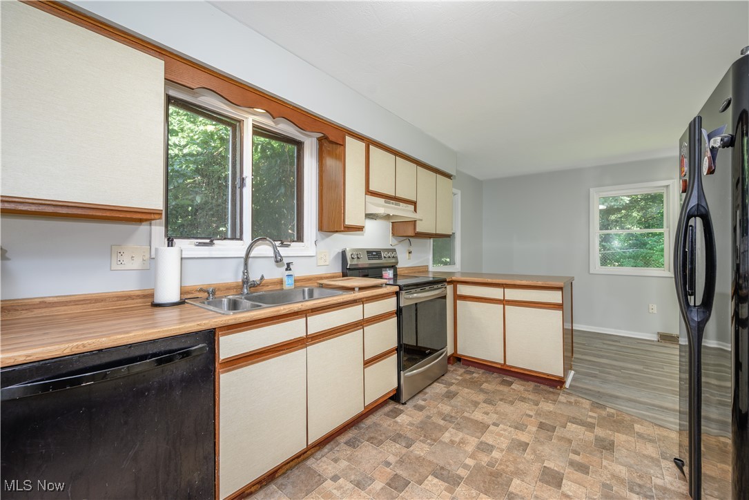 Akron, Ohio 44319, United States, 2 Bedrooms Bedrooms, ,1 BathroomBathrooms,Residential,Pending,184638