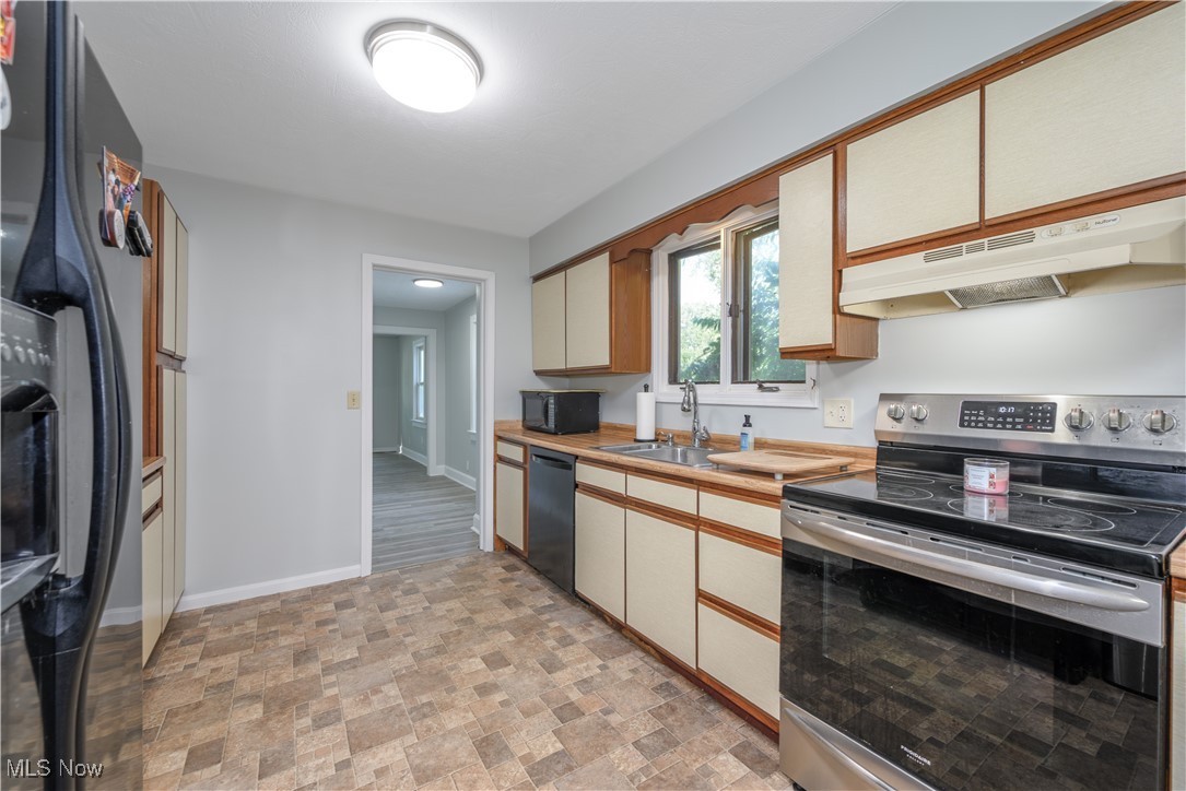 Akron, Ohio 44319, United States, 2 Bedrooms Bedrooms, ,1 BathroomBathrooms,Residential,Pending,184638