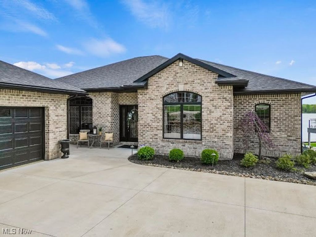 Photo of 1004 Waters Edge Drive, Columbiana, OH 44408 (MLS # 5173829)