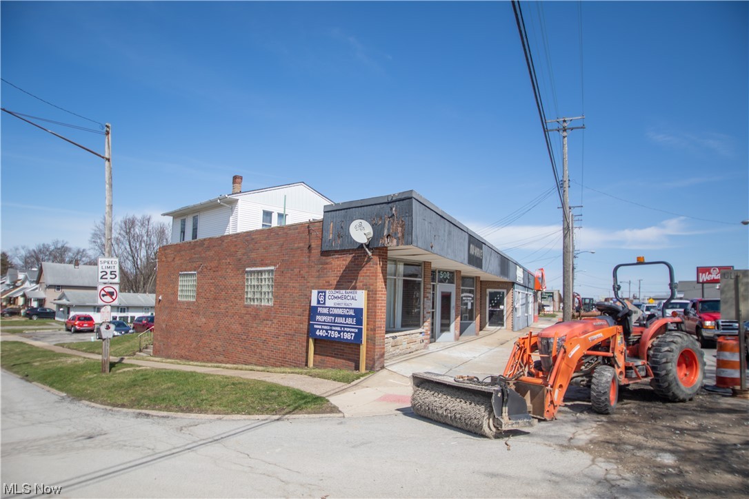 Main image without alt text