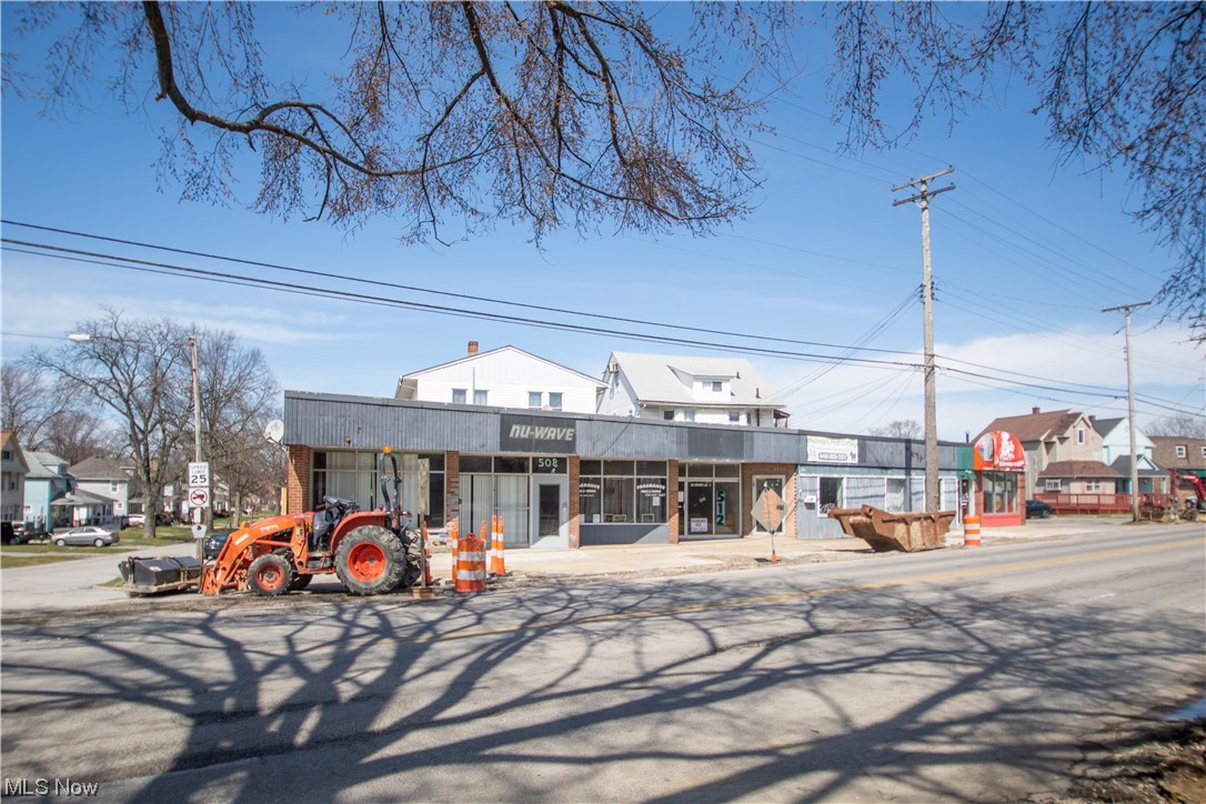 Main image without alt text