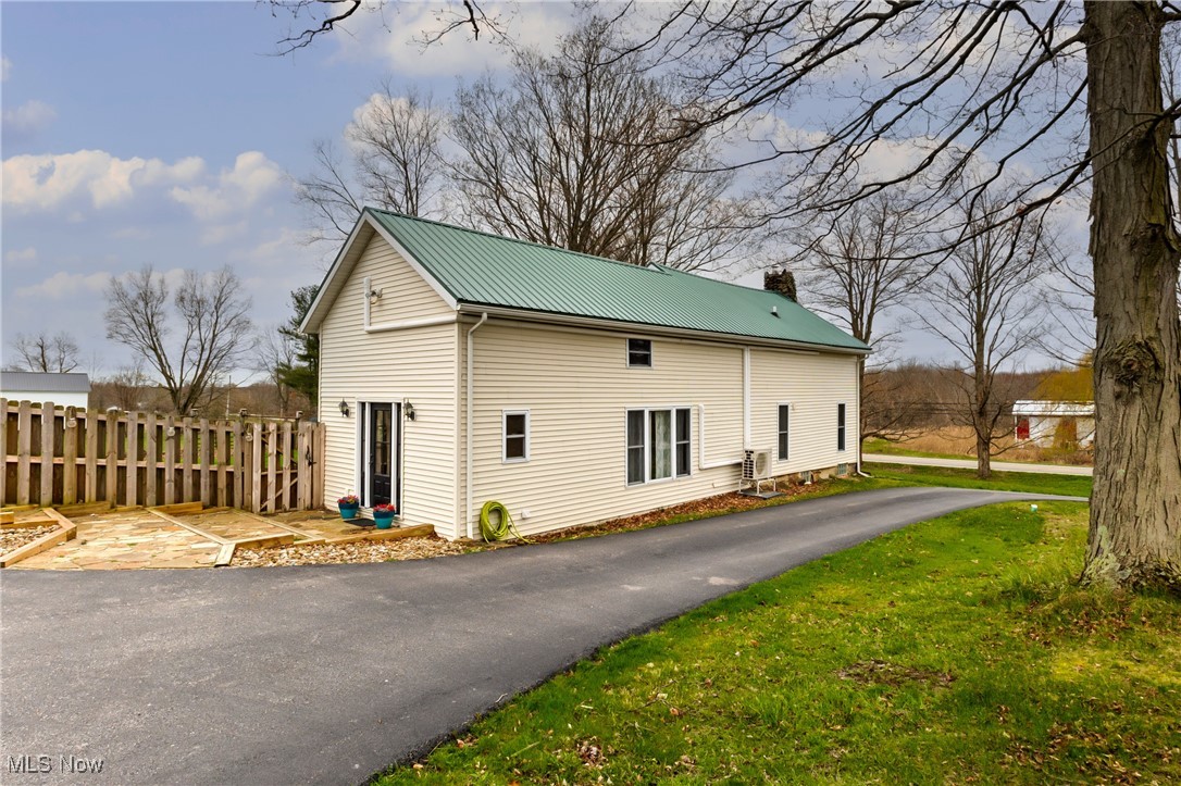 15701 Claridon Troy Road, Burton, Ohio image 2