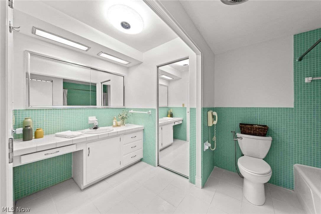 Carlton House Condo - Residential