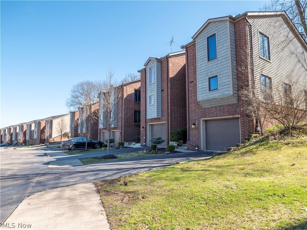 Photo of 6878 W Fitzwater Road #41, Brecksville, OH 44141 (MLS # 5194025)