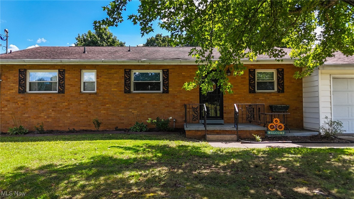 Beautiful Ranch Home – Best of Both Worlds! Enjoy the ease of one-floor living with stunning hardwood floors and the added bonus of an amazing finished basement—perfect for a recreation room, extra living space, or the ultimate flex space. The possibilities are endless! Sitting on a spacious .50-acre flat lot with French drains already installed, this home offers plenty of room for outdoor entertaining, relaxation, or play. Recent updates include a new HVAC system with ductwork installed in 2022 and natural gas service to the home (propane tank removed).
Location perks: Just a little over a mile to Oxbow Golf Course, 6 minutes to MMH Belpre, and 10 minutes to shopping and restaurants. A move-in-ready property that truly has it all!
Don’t miss this opportunity — sellers are eager to make a deal.