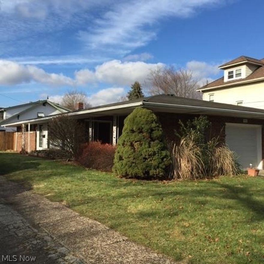 GREAT ONE FLOOR LIVING ALONG WITH A ONE CAR ATTACHED GARAGE AND FENCED YARD PLUS A COVERED PATIO. . HARDWOOD FLOORS UNDER THE CARPET,  LARGE EAT-IN KITCHEN,SHOWER & COMMODE IN BASEMENT, GAS HOT WATER TANK 2 YRS OLD,VERTICAL BLINDS STAY. HOME WARRANTY OFFERED. CLOSE TO UNIVERSITY AND ST RT 22.