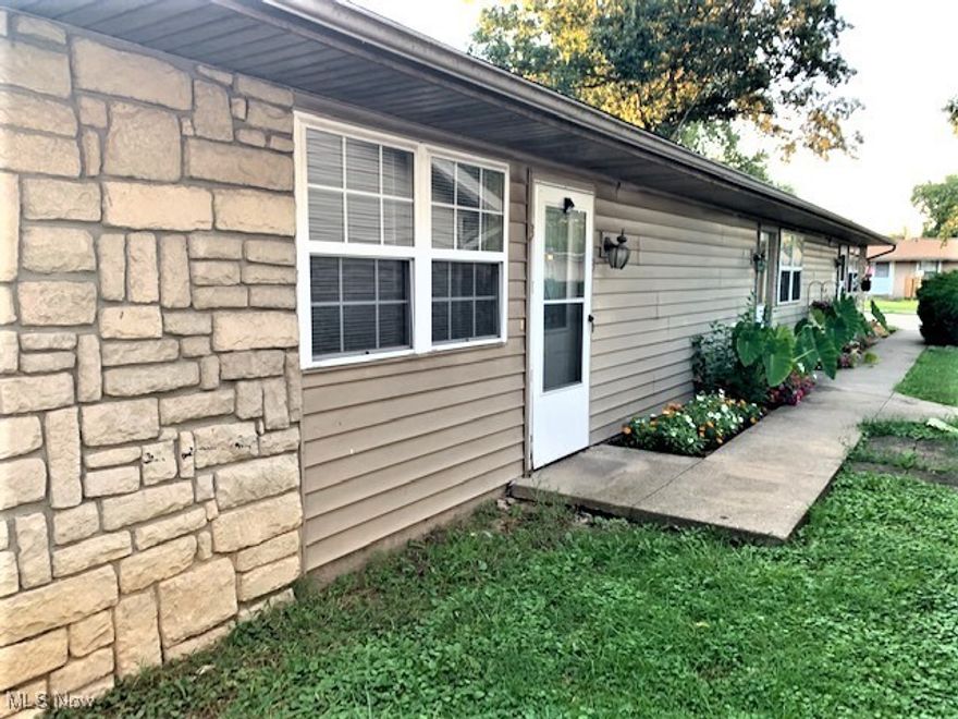 Nice 2 bed 1 bathroom apartment with sizable parking.   $750 a month Rent and $750 Deposit.  No Pets and No Smoking.  Nice move in ready unit.