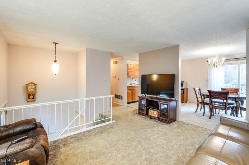 2831 Diana Lynn Drive, Stow, Ohio image 6