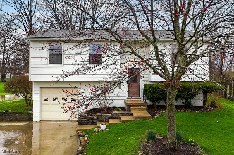 2831 Diana Lynn Drive, Stow, Ohio image 2