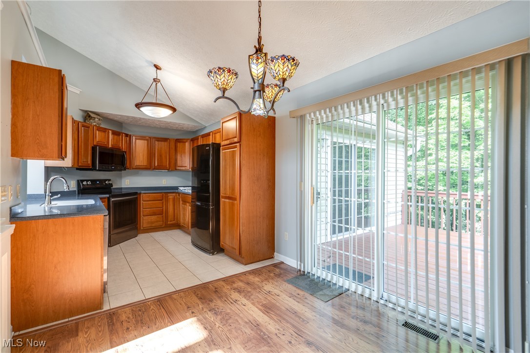 2518 Cedar Creek Lane, Akron, Ohio image 12