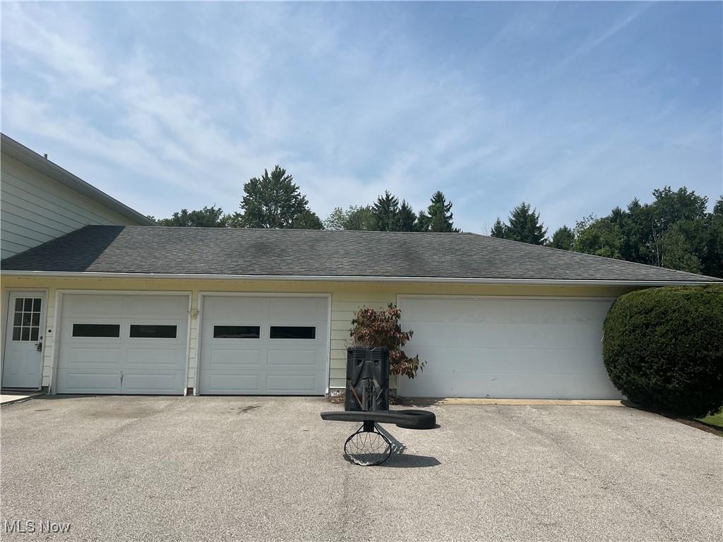 12572 Klatka Drive, Chardon, Ohio image 35