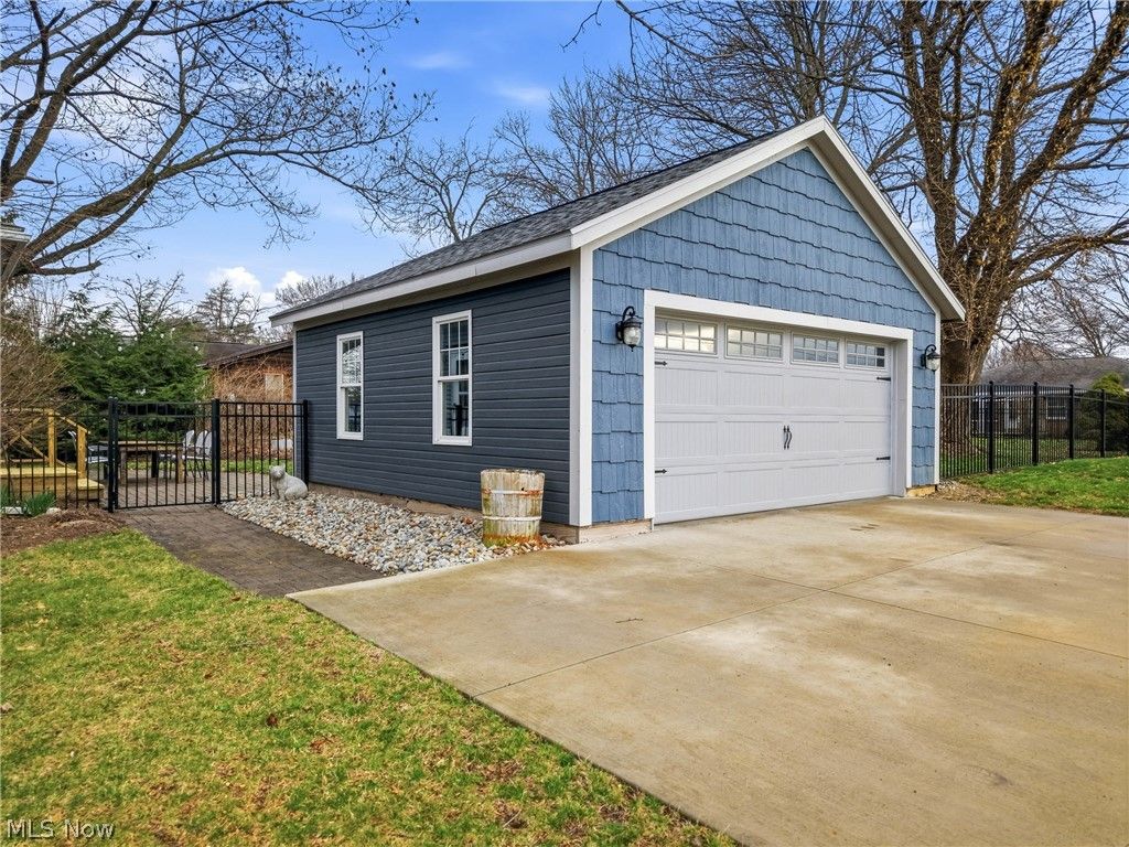 Photo of 255 Walnut Street, Leetonia, OH 44431 (MLS # 5193568)