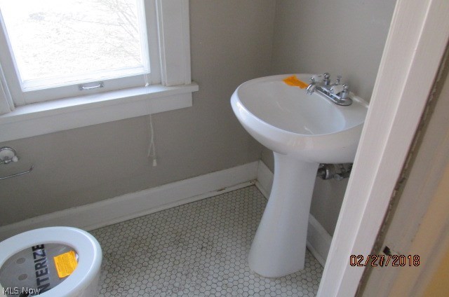 Main image without alt text