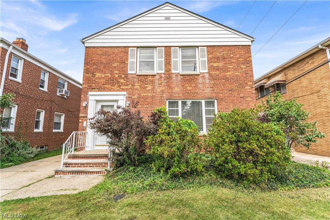 20571 Lakeshore up, Euclid - 2 bed 1 bath apartment! //
$925 rent / $925 deposit //
$49 application fee per adult //
NO SMOKING //
1 time $129 non-refundable set up fee paid at lease signing //
$30/month required resident benefit package; can include personal property/liability insurance for an additional $5/month for $35/month total. //
All applicants are required to fill out a PetScreening application, found on our website/app before being processed. Even if you have NO pets - this app must be filled out. 1-2 pets OK w/ approved PetScreening & PetFee (Some breed restrictions apply). 1 time, non-refundable pet fee of $200-500 per animal applies to all pets & must be paid prior to or when you pay your 1st month rent. (No fee for qualified assistance animals) //
Our application is processed through secure site: Findigs. They require ID & income verification. Without this, your app will not be processed. They offer 24/7 chat support on their app directly if you have any questions //
Spacious UP unit! With hardwood flooring throughout the home!, Both of the spacious bedrooms have an abundant amount natural light! There is a sunroom that is the perfect spot to have your morning cup of coffee! The spacious kitchen provides a stove and fridge! There is also a shared basement with washer/dryer hookups! Schedule a showing today! //
Resident pays gas and electric. Resident to maintain lawn and handle snow removal. //
Serious inquiries only.