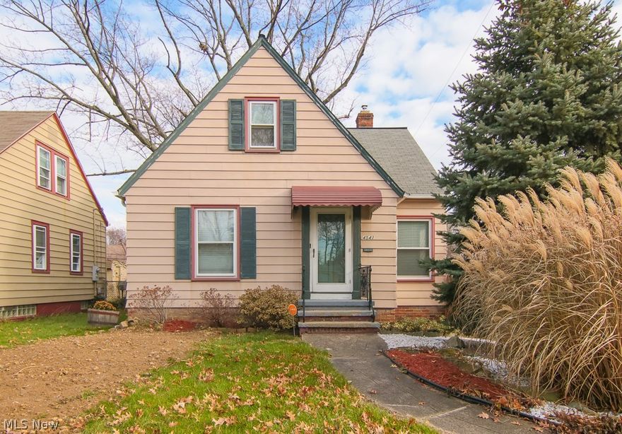 2 Bedroom with a tandem 3rd bedroom. What a fantastic, move-in ready home! What value! Newer kitchen and carpet. Spacious rooms. 
Do not miss this one!