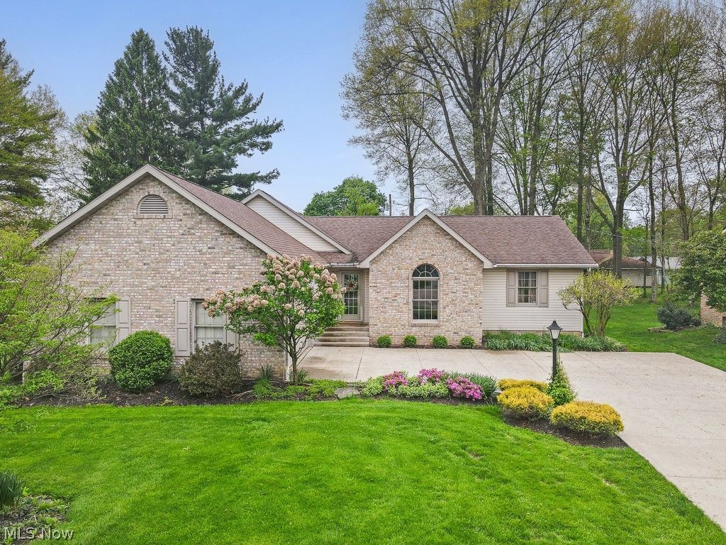 Photo of 392 Maplewood Drive, Alliance, OH 44601 (MLS # 5206012)