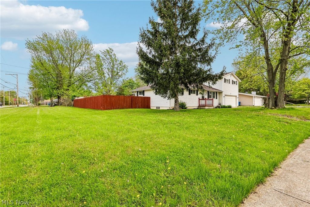 Photo of 805 Roberts Street, Sheffield Lake, OH 44054 (MLS # 5205912)