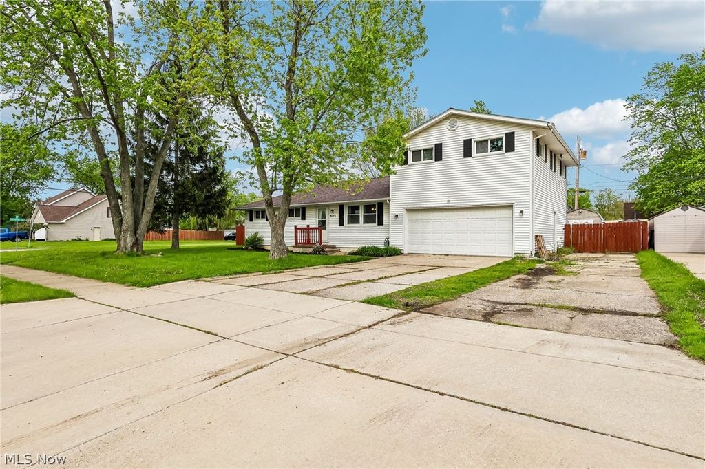 Photo of 805 Roberts Street, Sheffield Lake, OH 44054 (MLS # 5205912)