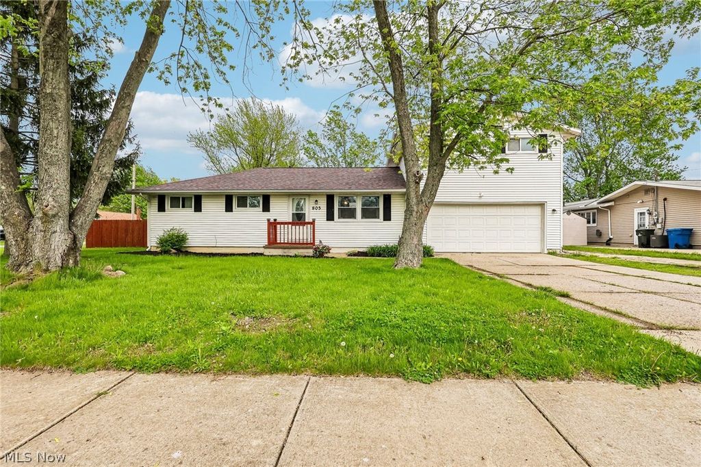 Photo of 805 Roberts Street, Sheffield Lake, OH 44054 (MLS # 5205912)