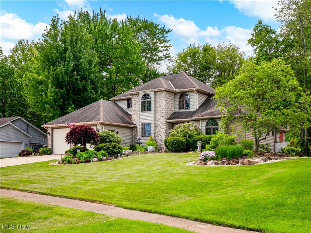 808 Crestline Avenue, Amherst, Ohio image 2