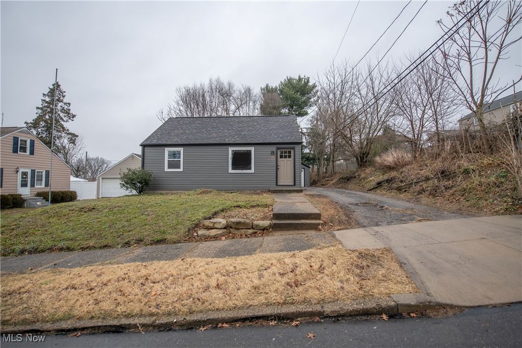 Photo of 226 Hawthorne Avenue NE, Massillon, OH 44646 (MLS # 5177903)