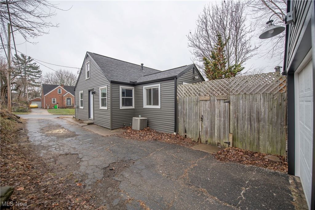 Photo of 226 Hawthorne Avenue NE, Massillon, OH 44646 (MLS # 5177903)